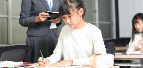 テキストワーク中の女の子